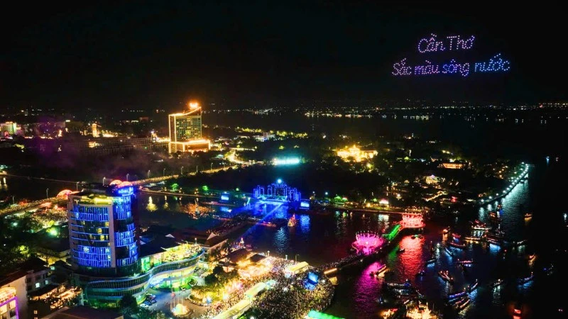 Quang cảnh Lễ hội Văn hóa Sông nước Cần Thơ nhìn từ trên cao.