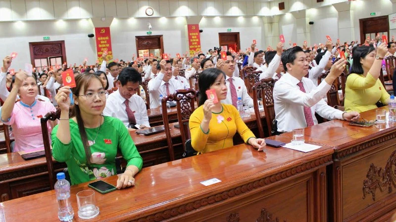 Biểu quyết thông qua dự thảo Nghị quyết.