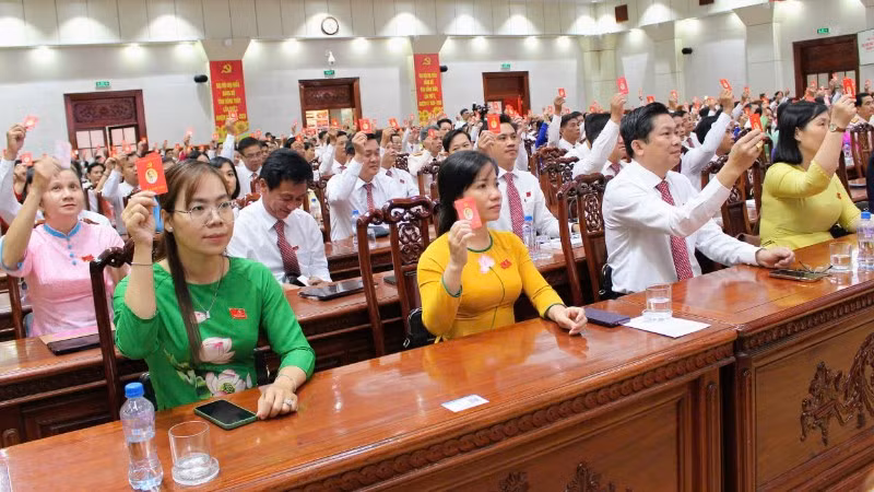 Biểu quyết thông qua dự thảo Nghị quyết.