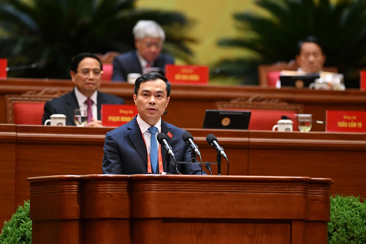 Đồng chí Nguyễn Mạnh Hùng, Phó Giám đốc Học viện Chính trị quốc gia Hồ Chí Minh, trình bày tham luận “Hoàn thiện lý luận về đường lối đổi mới của Đảng trong kỷ nguyên vươn mình của dân tộc”. (Ảnh: ĐĂNG KHOA)