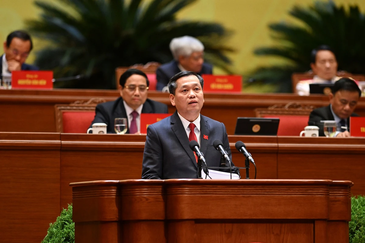 Đồng chí Nguyễn Long Hải, Ủy viên dự khuyết Trung ương Đảng, Phó Bí thư Thường trực Đảng ủy các cơ quan Đảng Trung ương, trình bày tham luận “Nâng tầm công tác tham mưu chiến lược; xây dựng Đảng bộ các cơ quan Trung ương trong sạch, vững mạnh, tiêu biểu”. (Ảnh: ĐĂNG KHOA)