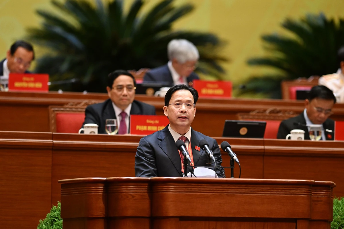 Đồng chí Hoàng Văn Nghiệm, Bí thư Tỉnh ủy, Trưởng Đoàn đại biểu Quốc hội tỉnh Sơn La, trình bày tham luận “Phát triển kinh tế xanh gắn với nông nghiệp ứng dụng công nghệ cao và du lịch sinh thái bền vững”. (Ảnh: DUY LINH)