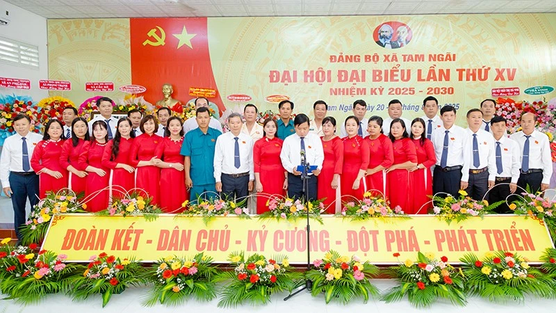 Ban Chấp hành Đảng bộ xã Hòa Minh nhiệm kỳ 2025-2030 ra mắt tại Đại hội đại biểu Đảng bộ xã.