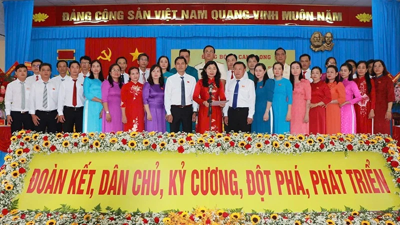 Ban Chấp hành Đảng bộ xã Càng Long ra mắt tại Đại hội đại biểu Đảng bộ xã nhiệm kỳ 2025-2030.