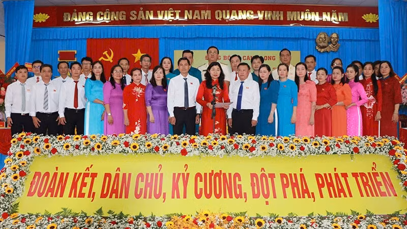 Ban Chấp hành Đảng bộ xã Càng Long ra mắt tại Đại hội đại biểu Đảng bộ xã nhiệm kỳ 2025-2030.