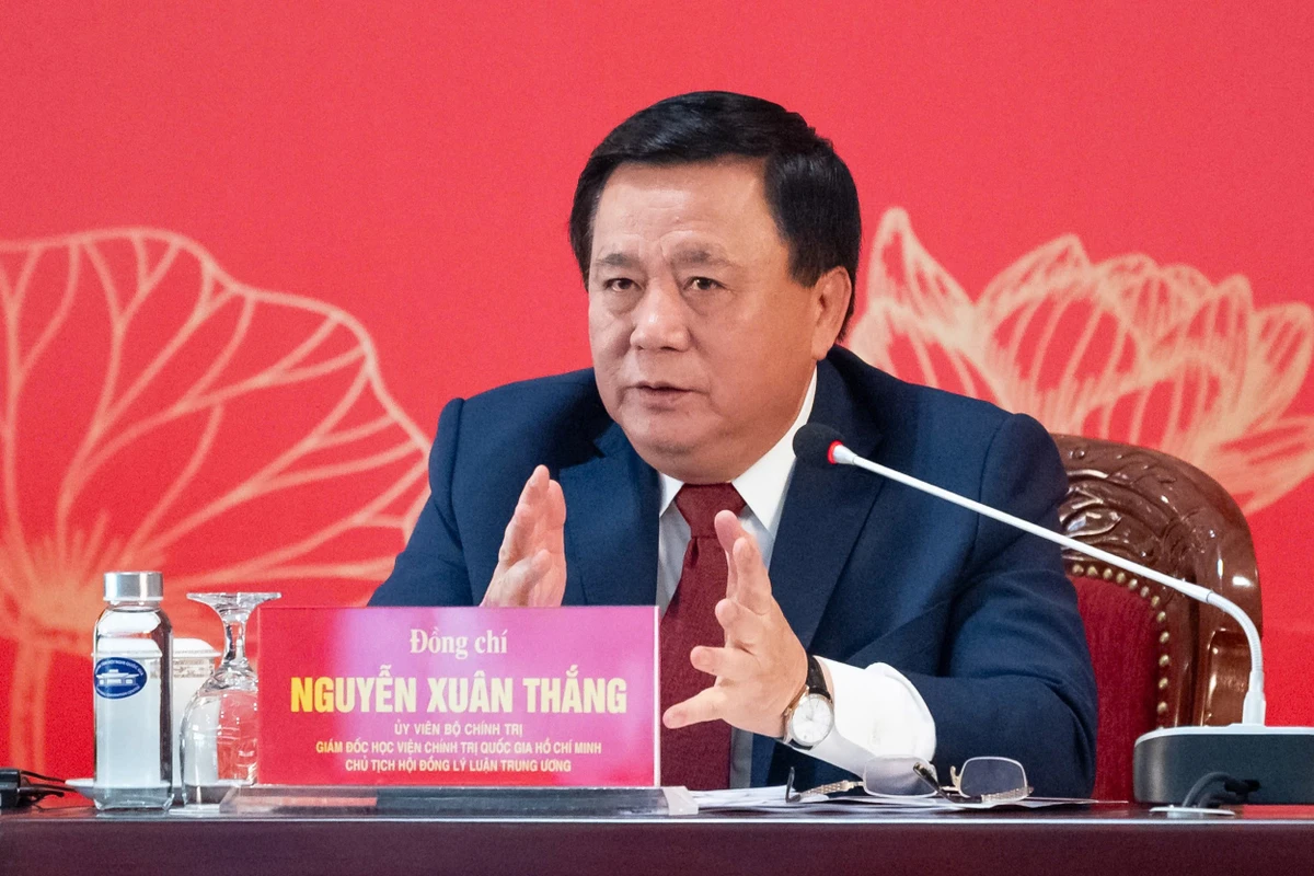 Đồng chí Nguyễn Xuân Thắng, Ủy viên Bộ Chính trị, Giám đốc Học viện Chính trị quốc gia Hồ Chí Minh, Chủ tịch Hội đồng Lý luận Trung ương phát biểu tại họp báo. (Ảnh: DUY LINH)