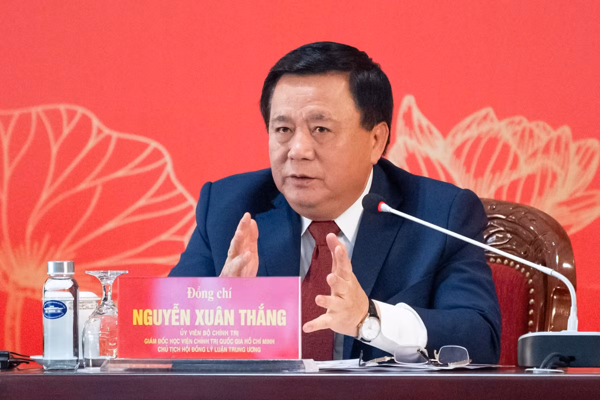 Đồng chí Nguyễn Xuân Thắng, Ủy viên Bộ Chính trị, Giám đốc Học viện Chính trị quốc gia Hồ Chí Minh, Chủ tịch Hội đồng Lý luận Trung ương phát biểu tại họp báo. (Ảnh: DUY LINH)