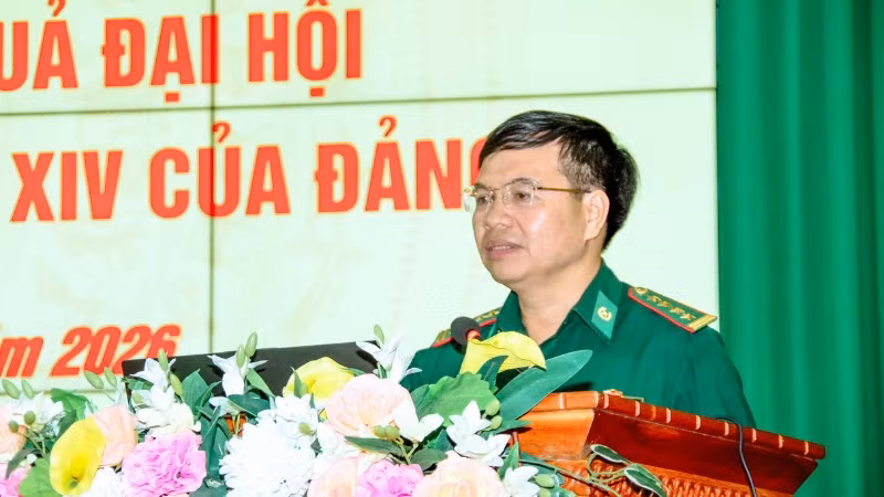 Đại tá Hà Huy Trường, Phó Chính ủy Bộ đội Biên phòng thành phố thông báo nhanh kết quả Đại hội đại biểu toàn quốc lần thứ XIV của Đảng.