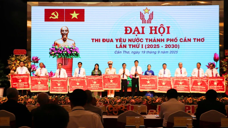 Nhiều tập thể và cá nhân được biểu dương, khen thưởng vì có thành tích xuất sắc trong phong trào thi đua yêu nước.