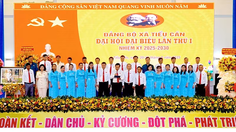 Ban Chấp hành Đảng bộ xã Tiểu Cần nhiệm kỳ 2025-2030 ra mắt tại Đại hội đại biểu Đảng bộ xã.