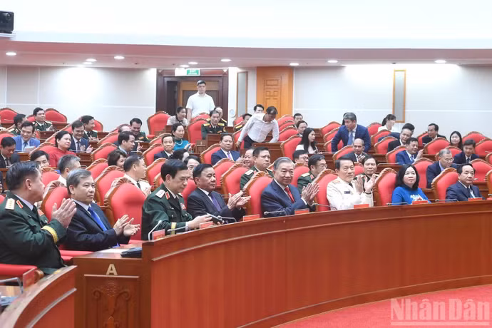 Các đồng chí lãnh đạo Đảng, Nhà nước và các đại biểu tham dự hội nghị.