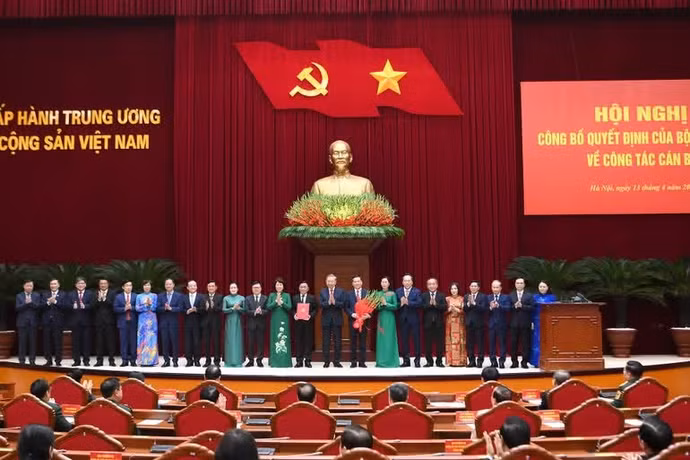 Tổng Bí thư, Chủ tịch nước Tô Lâm trao Quyết định của Bộ Chính trị về nhân sự Đảng ủy các cơ quan Đảng Trung ương. (Ảnh: ĐĂNG KHOA)