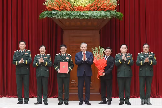 Tổng Bí thư, Chủ tịch nước Tô Lâm trao Quyết định chỉ định tham gia Quân ủy, Ban Thường vụ, Bí thư, Phó Bí thư Quân ủy Trung ương nhiệm kỳ 2025-2030.
