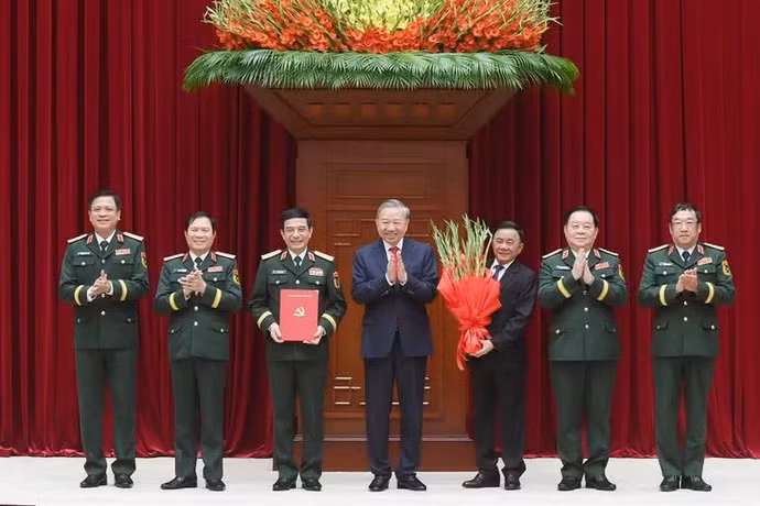 Tổng Bí thư, Chủ tịch nước Tô Lâm trao Quyết định của Bộ Chính trị về nhân sự Quân ủy Trung ương nhiệm kỳ 2025-2030. (Ảnh: ĐĂNG KHOA)