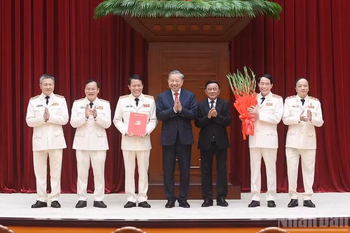 Tổng Bí thư, Chủ tịch nước Tô Lâm trao Quyết định chỉ định tham gia Ban Chấp hành, Ban Thường vụ, Bí thư, Phó Bí thư Đảng ủy Công an Trung ương nhiệm kỳ 2025-2030.