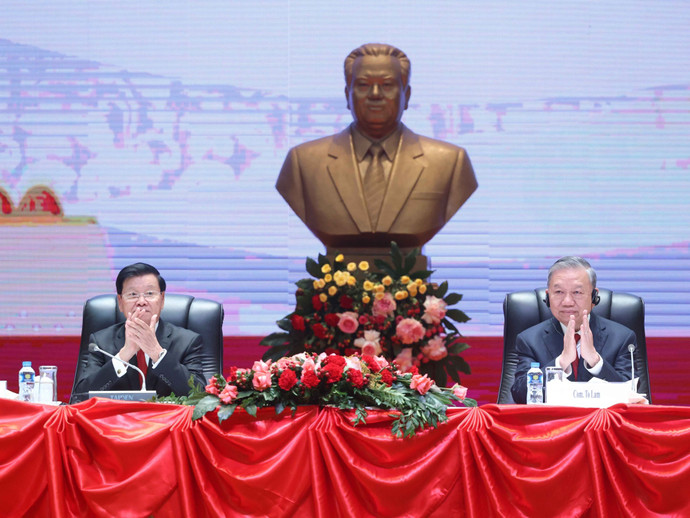 Tổng Bí thư Tô Lâm và Tổng Bí thư, Chủ tịch nước Lào Thongloun Sisoulith chủ trì Hội nghị thông báo kết quả Đại hội đại biểu toàn quốc lần thứ XIV Đảng của Cộng sản Việt Nam. (Ảnh: Thống Nhất/TTXVN)