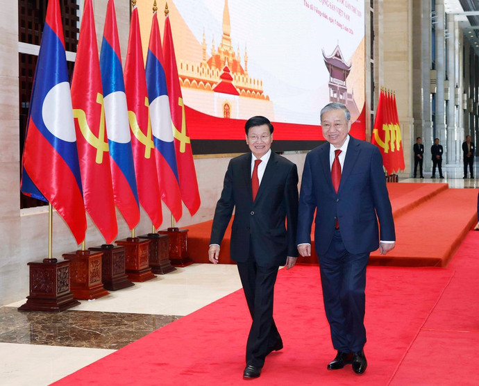 Tổng Bí thư Tô Lâm và Tổng Bí thư, Chủ tịch nước Lào Thongloun Sisoulith đến dự Hội nghị thông báo kết quả Đại hội đại biểu toàn quốc lần thứ XIV Đảng của Cộng sản Việt Nam. (Ảnh: Thống Nhất/TTXVN)