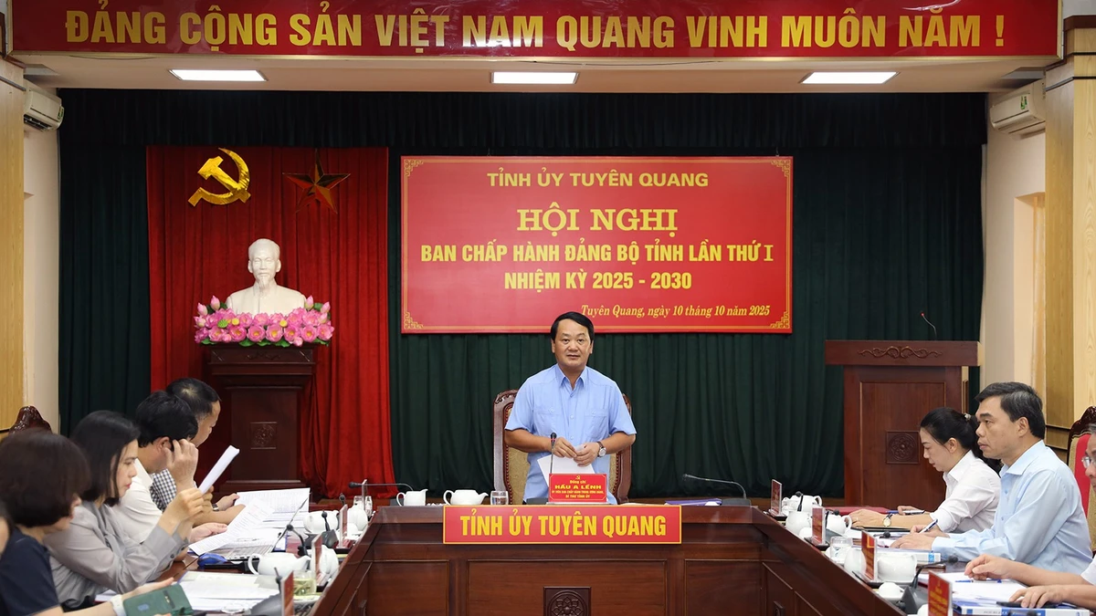 Đồng chí Hầu A Lềnh, Bí thư Tỉnh ủy Tuyên Quang chủ trì hội nghị.