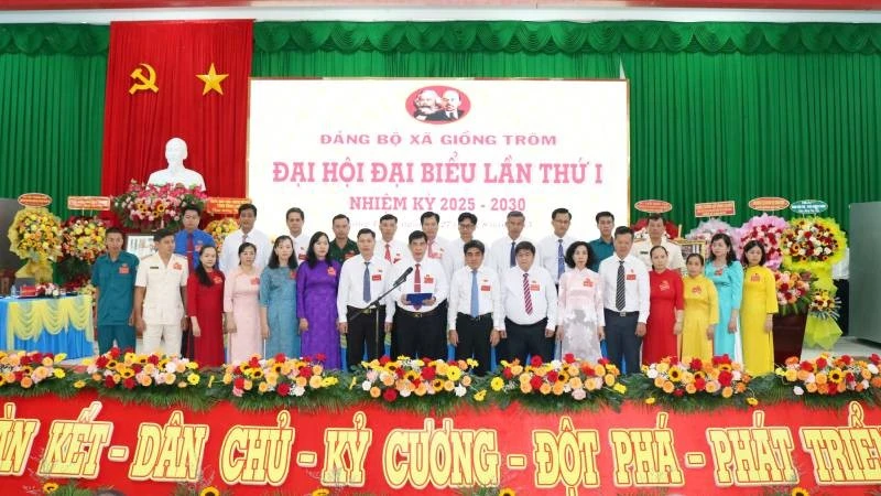 Đảng bộ xã Giồng Trôm quyết tâm xây dựng quê hương ngày càng giàu đẹp.