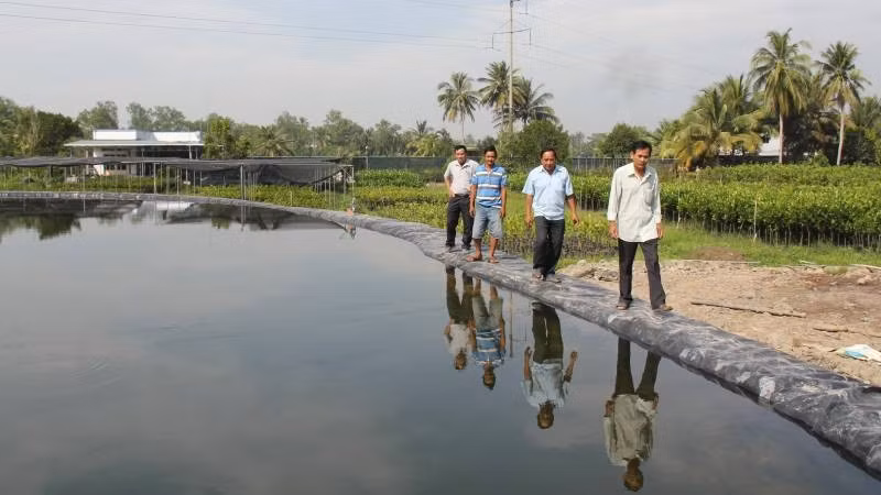 Người dân xã Vĩnh Thành chủ động đào ao trữ nước ngọt trong mùa hạn mặn.