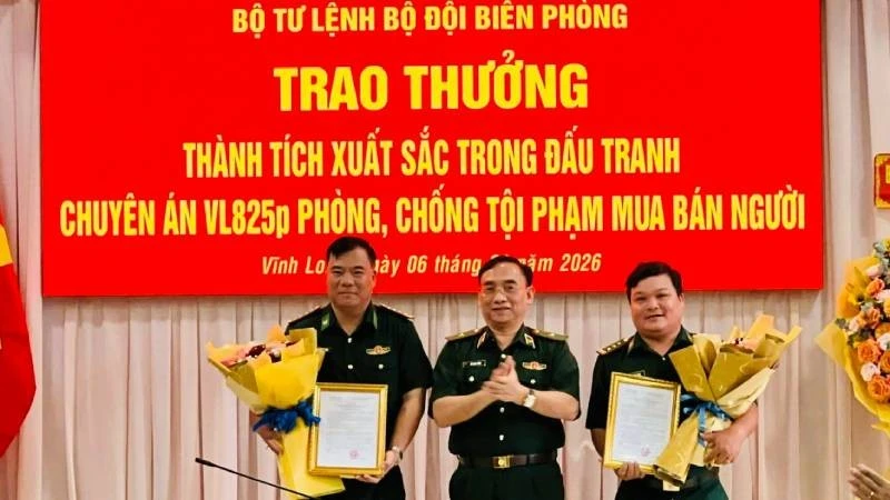 Trao thưởng cho cá nhân có thành tích xuất sắc tại Bộ đội Biên phòng tỉnh Vĩnh Long.