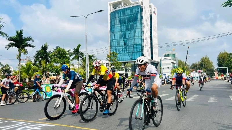 Các vận động viên tham gia tranh tài tại Giải đua xe đạp chào mừng Đại hội đại biểu toàn quốc lần thứ XIV của Đảng.