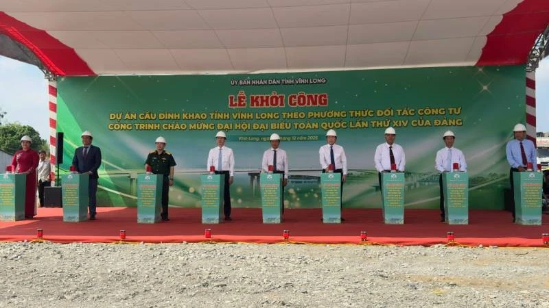 Đại biểu thực hiện nghi thức khởi công công trình đầu tư xây dựng cầu Đình Khao. (Ảnh: BÁ DŨNG)