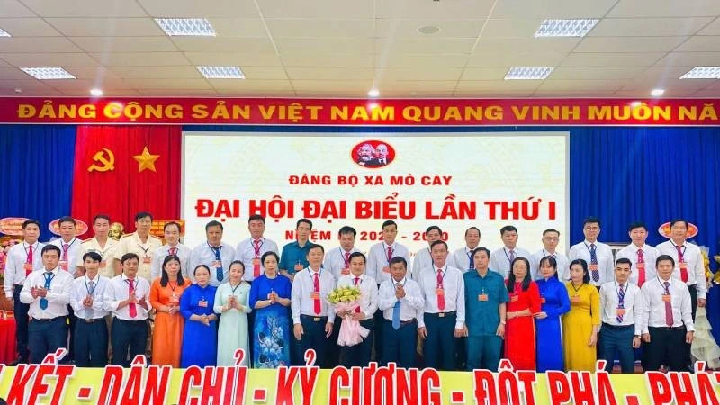 Đại hội đại biểu Đảng bộ xã Mỏ Cày đề ra mục tiêu phát triển kinh tế nhanh, bền vững.