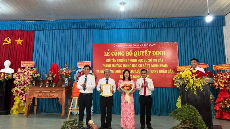 Lãnh đạo xã Mỏ Cày trao quyết định đổi tên Trường Trung học cơ sở Mỏ Cày thành Trường Trung học cơ sở Tạ Minh Khâm.