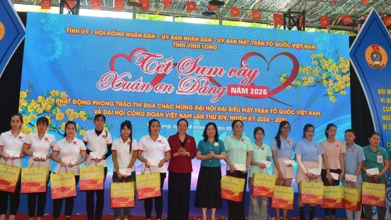 Liên đoàn Lao động tỉnh Vĩnh Long tặng quà cho đoàn viên, người lao động dịp Tết Nguyên đán Bính Ngọ năm 2026.