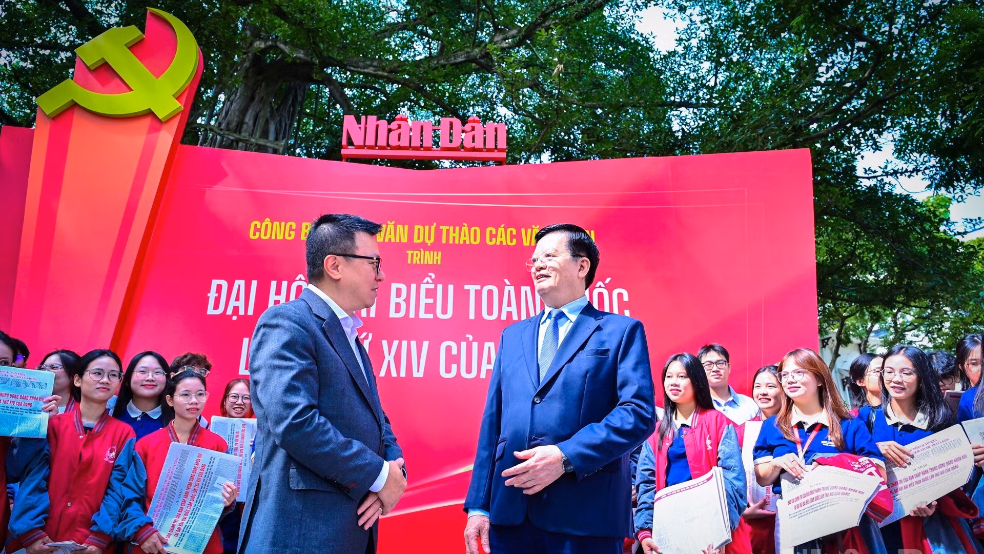 Phó Thủ tướng Chính phủ Mai Văn Chính tham quan không gian trưng bày “Toàn văn Dự thảo các văn kiện Đại hội XIV của Đảng” tại Báo Nhân Dân.