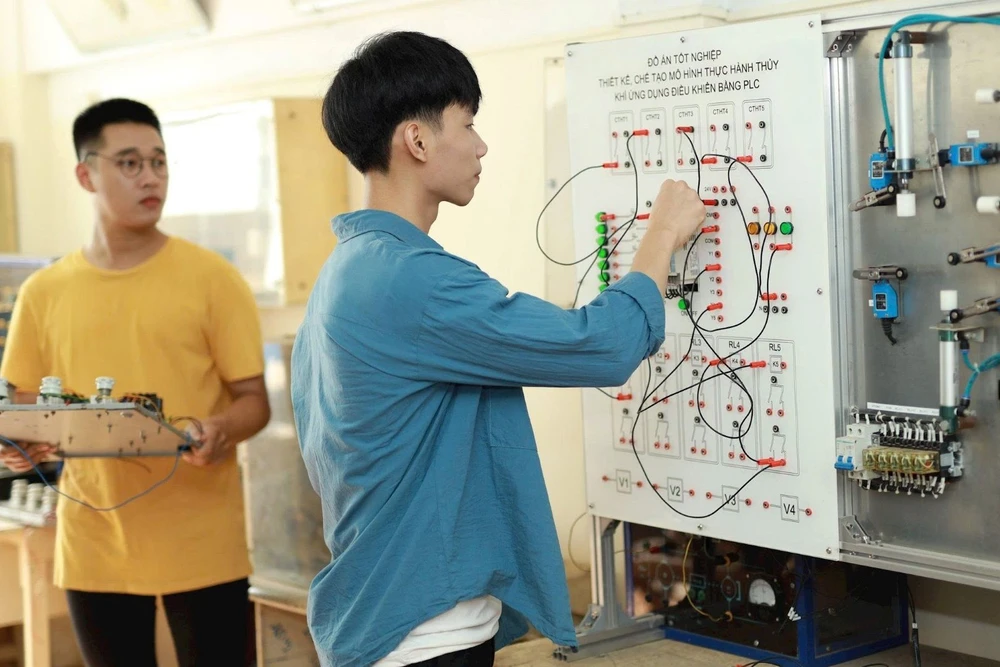 Подготовка человеческих ресурсов должна быть связана с реальными потребностями рынка труда. На фото: студенты факультета электротехники и мехатроники Восточного университета на практическом занятии. (Фото: Тхэ Дай)
