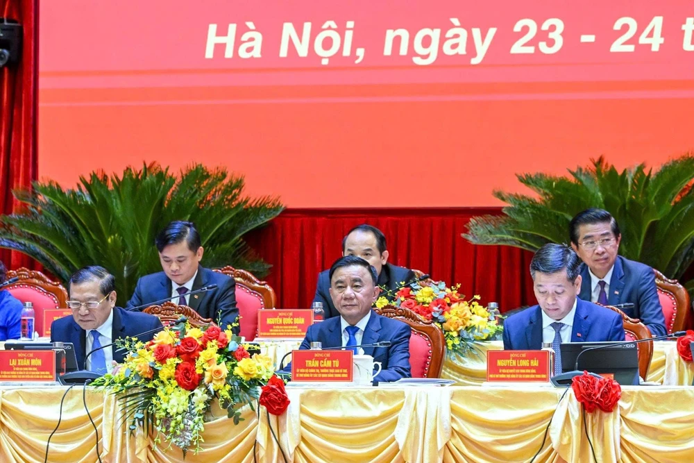 Tran Cam Tu (primera fila, centro), miembro del Buró Político, permanente del Secretariado del Comité Central del Partido Comunista de Vietnam (PCV) y secretario del Comité del Partido en los órganos centrales del PCV.