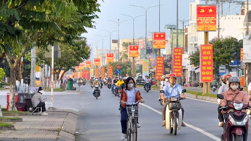 Đường Nguyễn Huệ ở phường Long Châu, tỉnh Vĩnh Long rợp bóng cờ hoa. 