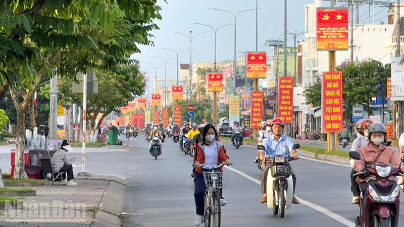 Đường Nguyễn Huệ ở phường Long Châu, tỉnh Vĩnh Long rợp bóng cờ hoa. 