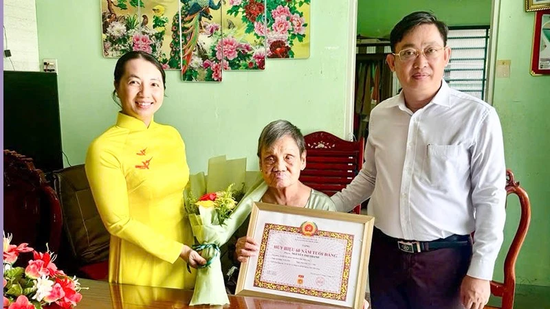 Lãnh đạo xã Cái Ngang luôn quan tâm chăm lo đời sống người có công. 