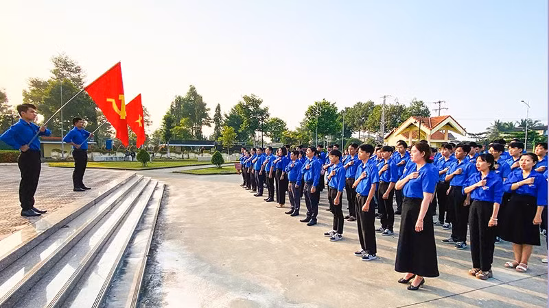 Đoàn viên, thanh niên thực hiện nghi thức chào cờ tại Nhà bia kỷ niệm thành lập Chi bộ Đảng đầu tiên tỉnh Vĩnh Long.