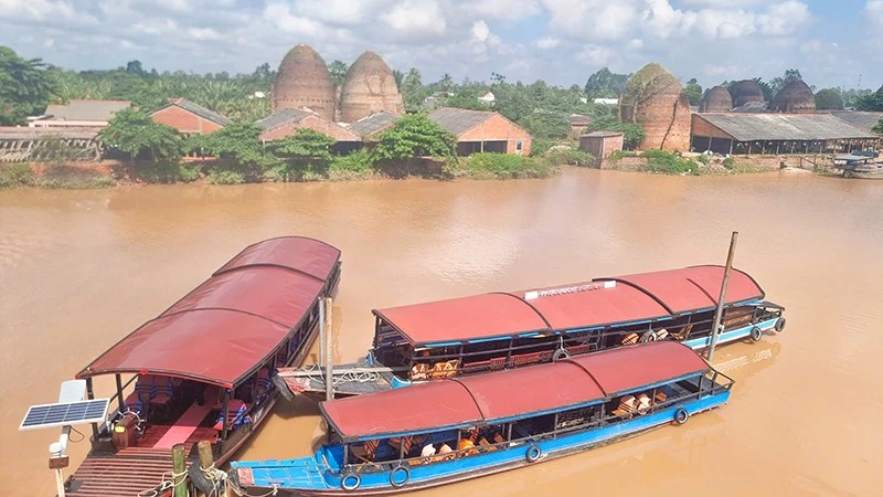 Kinh Thầy Cai - Cái nôi của làng nghề gạch gốm của xã Nhơn Phú.