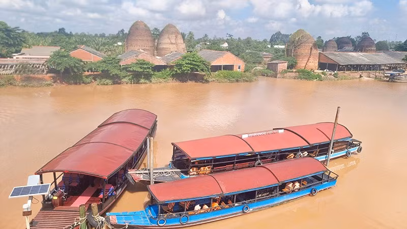 Kinh Thầy Cai - Cái nôi của làng nghề gạch gốm của xã Nhơn Phú.