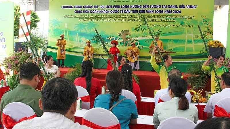 Chương trình văn nghệ phục vụ du khách đến Vĩnh Long.