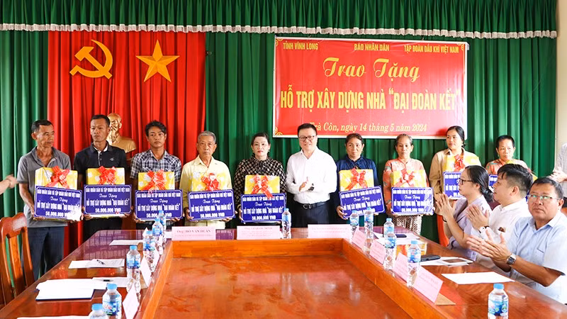 Tổng Biên tập Báo Nhân dân Lê Quốc Minh trao nhà Đại đoàn kết tại xã Trà Côn.