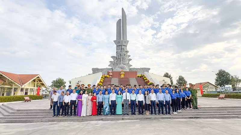 Chủ tịch Ủy ban nhân dân tỉnh Vĩnh Long Trần Trí Quang chụp hình lưu niệm tại Chi bộ Đảng đầu tiên.