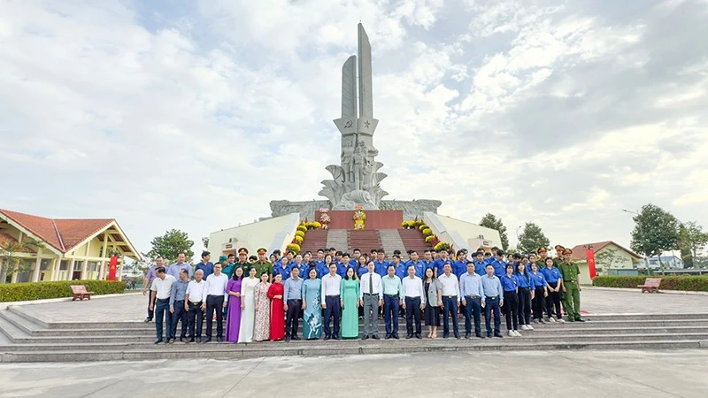 Chủ tịch Ủy ban nhân dân tỉnh Vĩnh Long Trần Trí Quang chụp hình lưu niệm tại Chi bộ Đảng đầu tiên.