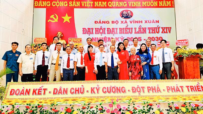 Ban chấp hành Đảng bộ xã Vĩnh Xuân.