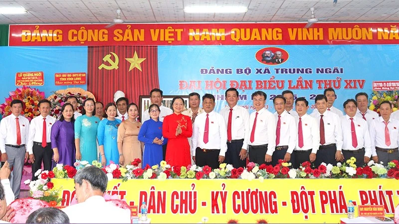 Lãnh đạo tỉnh Vĩnh Long chúc mừng Ban chấp hành Đảng bộ xã Trung Ngãi. 