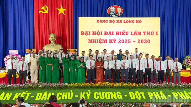 Ban Chấp hành Đảng bộ xã Long Hồ nhiệm kỳ 2025-2030. 