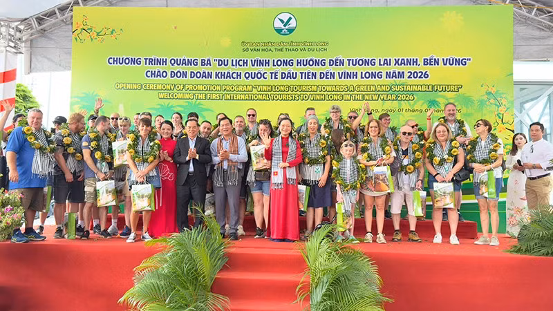 Lãnh đạo tỉnh Vĩnh Long đón đoàn khách quốc tế đầu năm 2026.