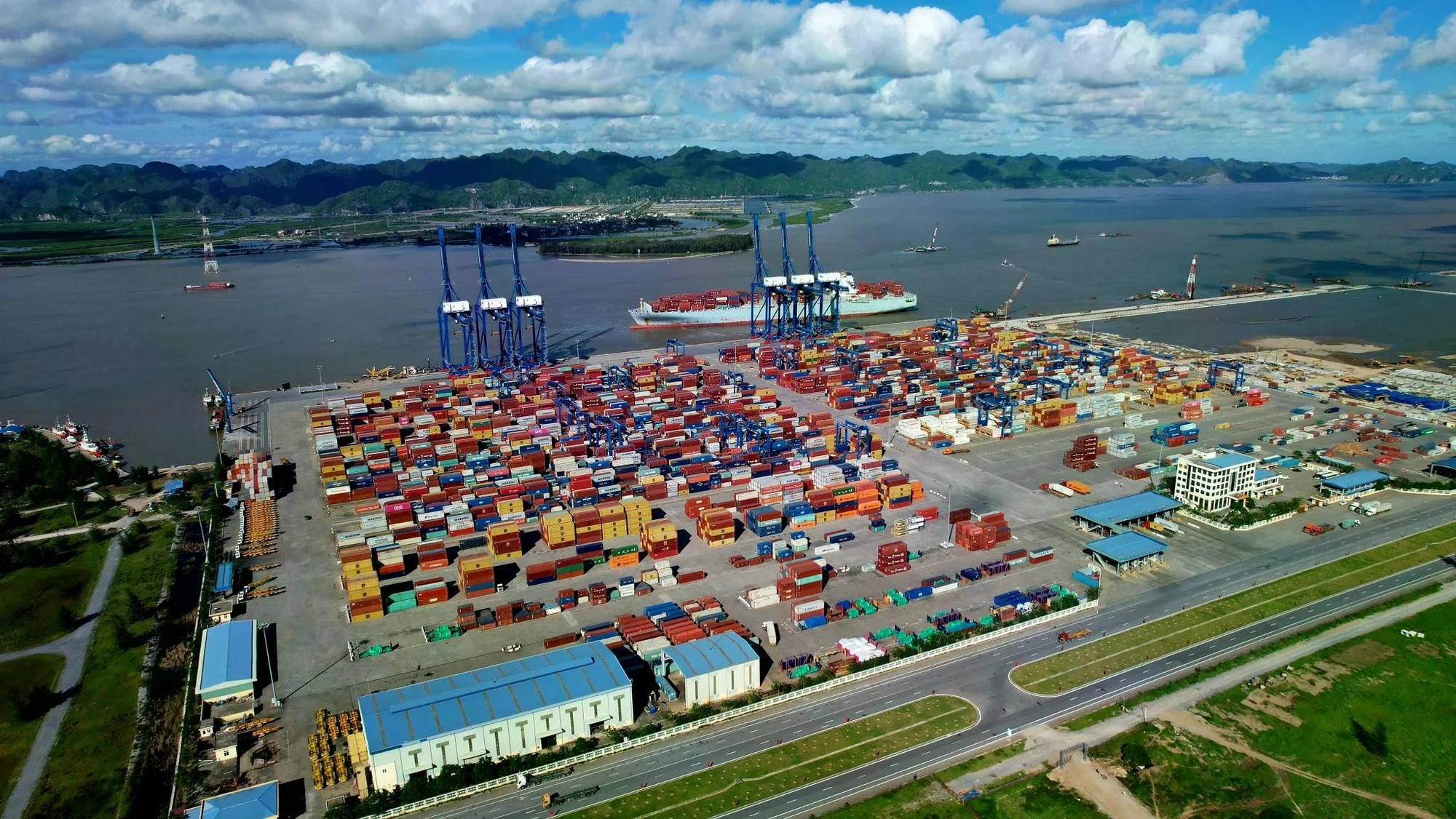 Cảng biển Hải Phòng phát triển vượt bậc lọt top 100 cảng lớn của thế giới. (Ảnh: thanhphohaiphong.gov.vn)