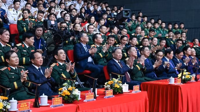 Tổng Bí thư Tô Lâm cùng các đại biểu tham dự chương trình. (Ảnh: DUY LINH)