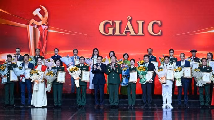 Đại tướng Nguyễn Trọng Nghĩa, Ủy viên Bộ Chính trị, Bí thư Trung ương Đảng, Chủ nhiệm Tổng cục Chính trị và đồng chí Lê Hoài Trung, Ủy viên Bộ Chính trị, Bộ trưởng Ngoại giao, trao giải C tặng các tác giả, nhóm tác giả. (Ảnh: DUY LINH)